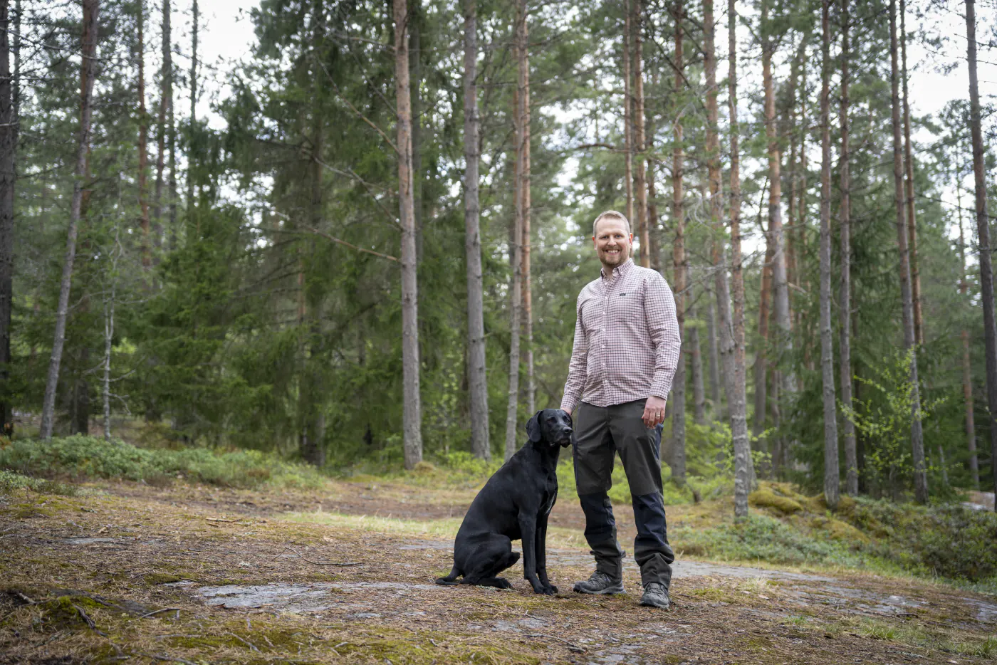Carl Willandt with his German Shorthaired Pointer Uno in the forest